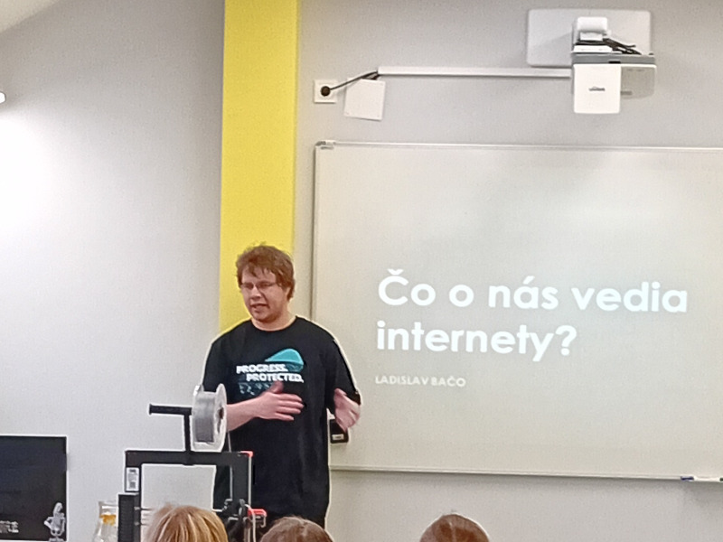 Laco a prednáška o tom, čo o nás vedia tie internety