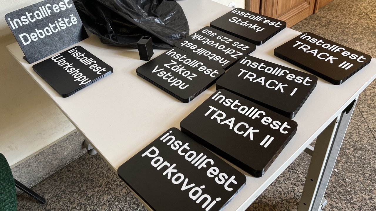 Tabuľky so značkami na InstallFest
