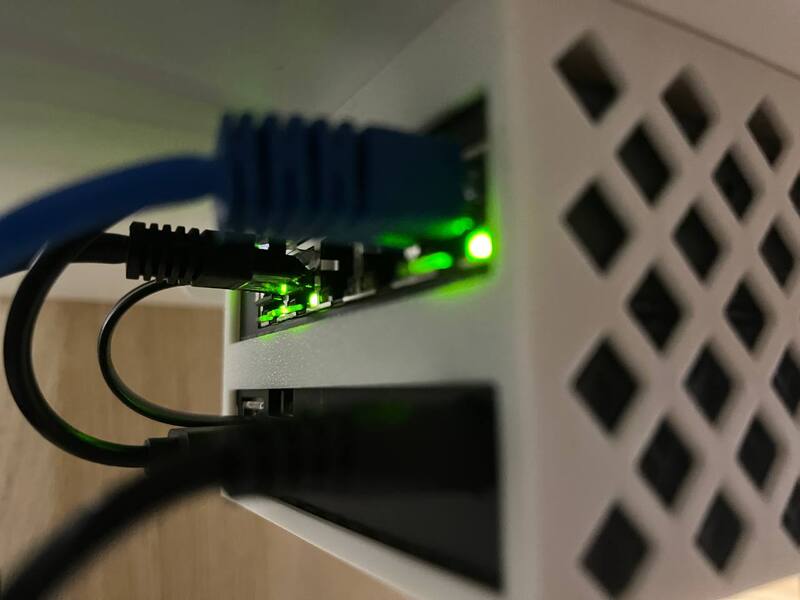 AtomIDS v 3D krabičke pod stolom